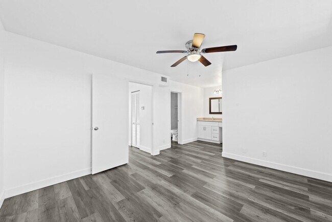 Building Photo - 822 Crystal Lake Dr