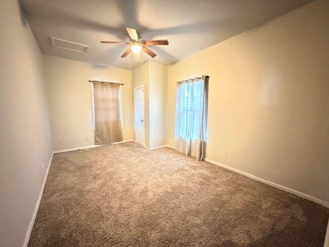 Building Photo - 321 Huntington St