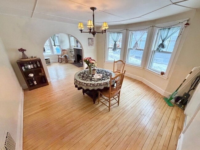 Building Photo - 3 Bedroom Apartment in Burlington VT Available NOW! OFF STREET PARKING, LAUNDRY, HEAT INCLUDED!