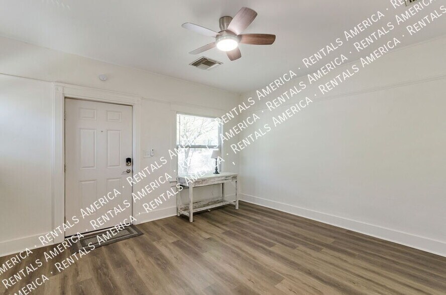 Building Photo - 826 E 6th St