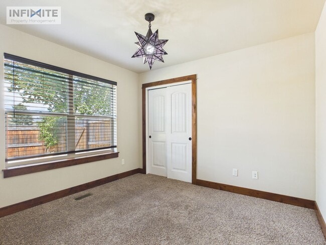 Building Photo - 895 Longbow Ln