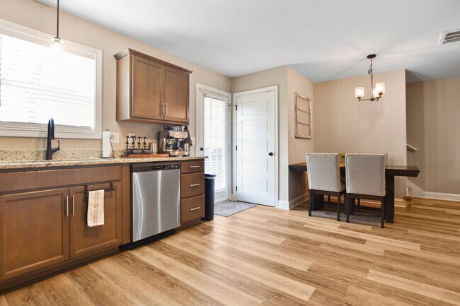 Building Photo - Pet Friendly Three Bedroom!