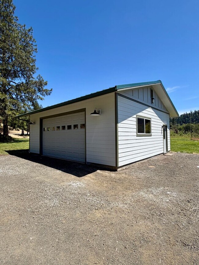 Building Photo - Newly Renovated Riverfront 3BR House - Available 8/1/2026