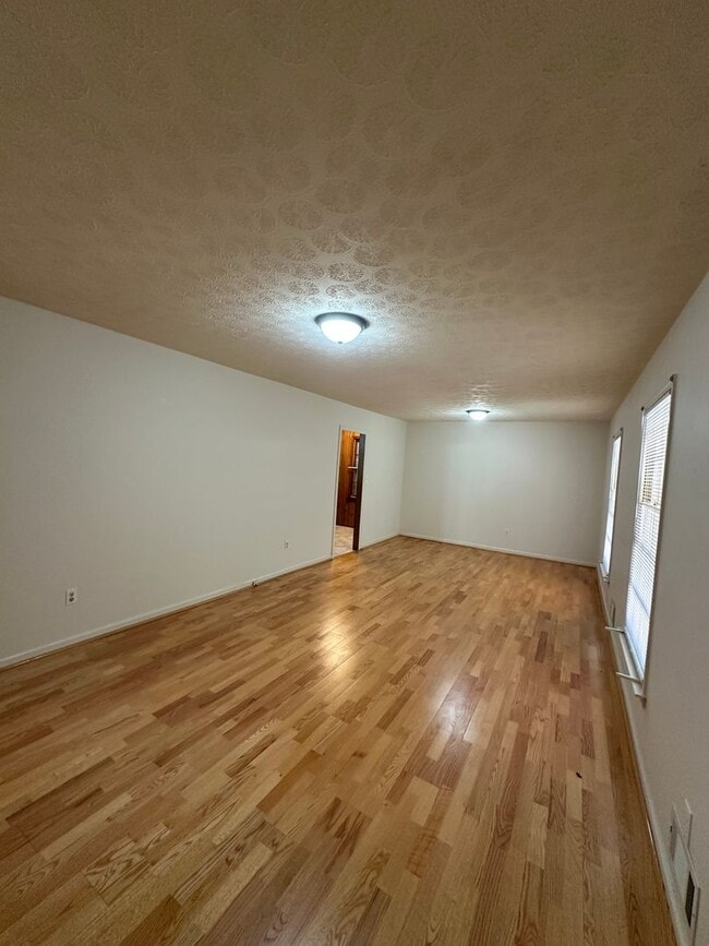 Building Photo - Available now,  3/2 with large unfinished basement, in University Heights