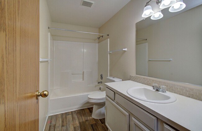 Building Photo - This one level charmer won't last long! 3 bedrooms, 2 baths, fully fenced yard, pets welcome!