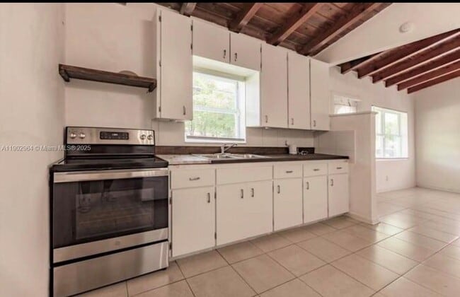 Building Photo - 3219 Windsor Ave