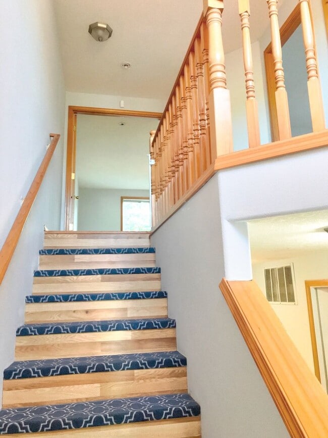 Building Photo - Powellhurst Renovated 3 Bedroom with AC, Garage, Fenced Backyard