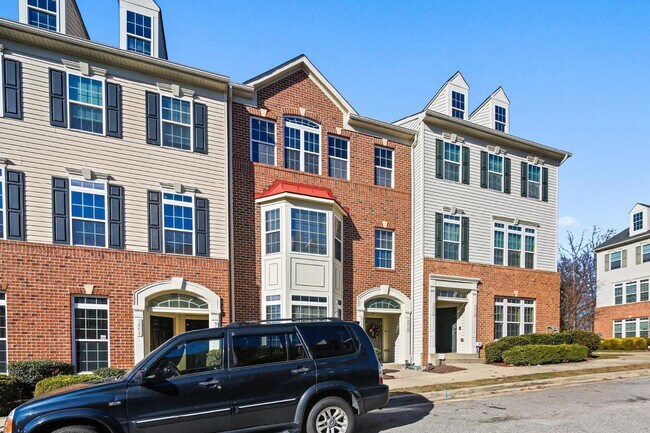 Building Photo - Exquisite brick-front duplex condo, ideall...