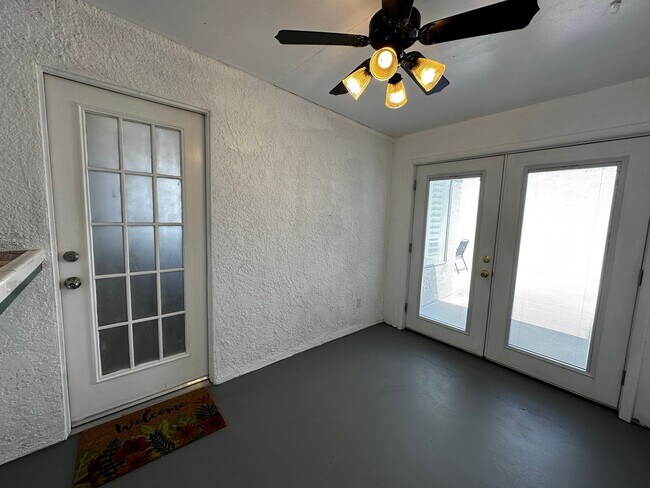 Building Photo - Furnished 3 Bedroom Condo across from Golf...