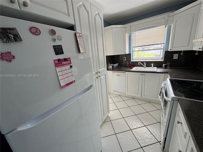 Building Photo - 13846 Kendale Lakes Dr