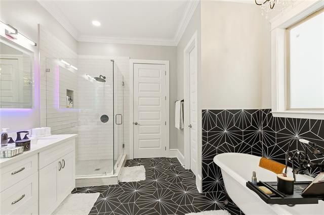 Building Photo - 8541 Victory Dr