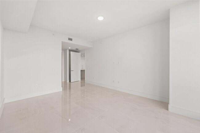 Building Photo - 220 Lake Shore Dr