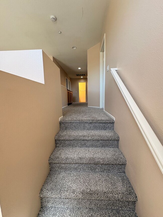 Building Photo - 4 Bed, 2.5 Bath in Riverside!