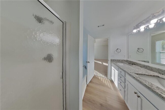Building Photo - 5050 Roxton Ln