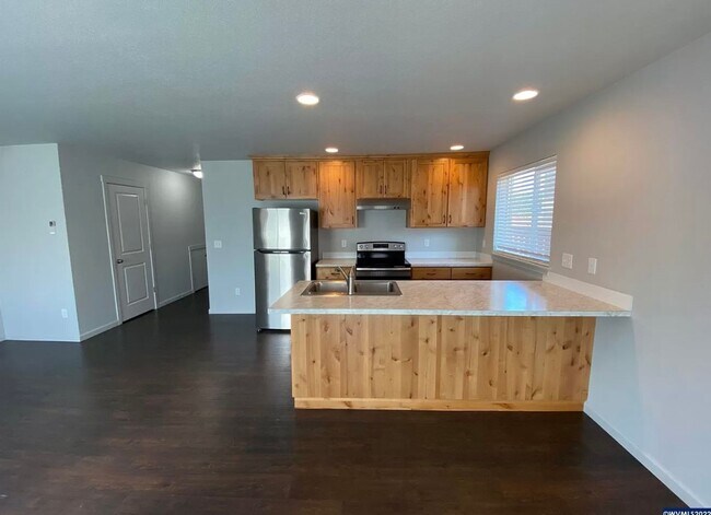 Building Photo - Available now! 3 bedroom ~ 2.5 Bathroom st...