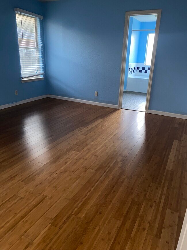Building Photo - 3201 Woodrow Dr