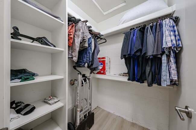 Building Photo - Great Location and Nicely Updated 2 Bed 2 Bath!