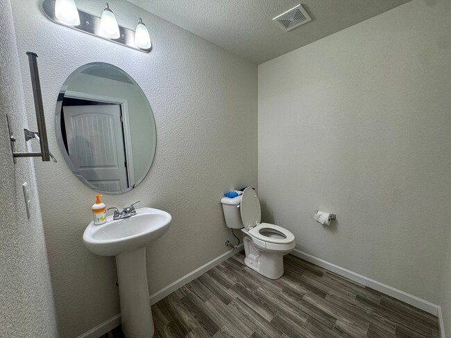 Building Photo - Stylish 3-Bedroom Townhome with Mountain Views & 2-Car Garage