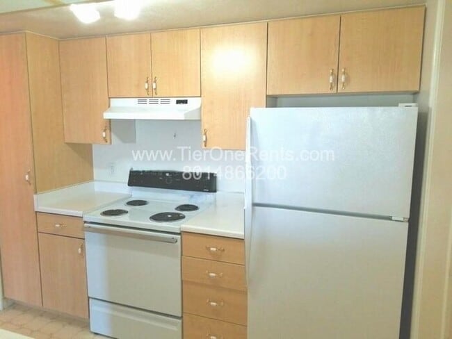 Building Photo - ** Limited Time Offer ** $500 OFF your first month's RENT!