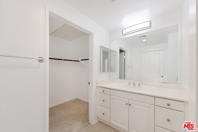 Building Photo - 6020 S Seabluff Dr