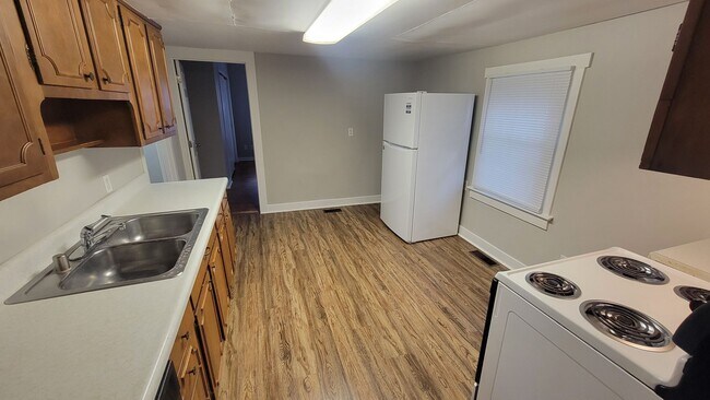 Building Photo - Two Bedroom Home With Fresh Paint And New ...