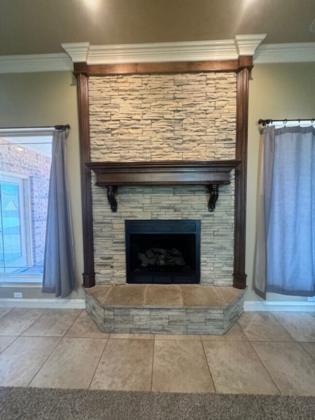 Building Photo - Large 3 bed, 2.5 bath with 30x30 shop