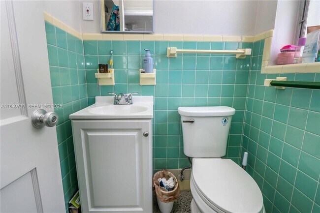 Building Photo - 326 Van Buren St