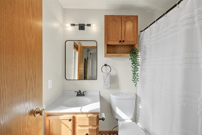 Building Photo - 2 Bedroom, 2-1/2 Bath Townhouse on Iowa City East Side!!