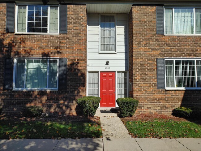 Primary Photo - 25312 Shiawassee Cir