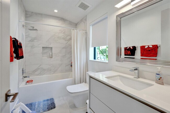 Building Photo - 1111 SE 9th Ave