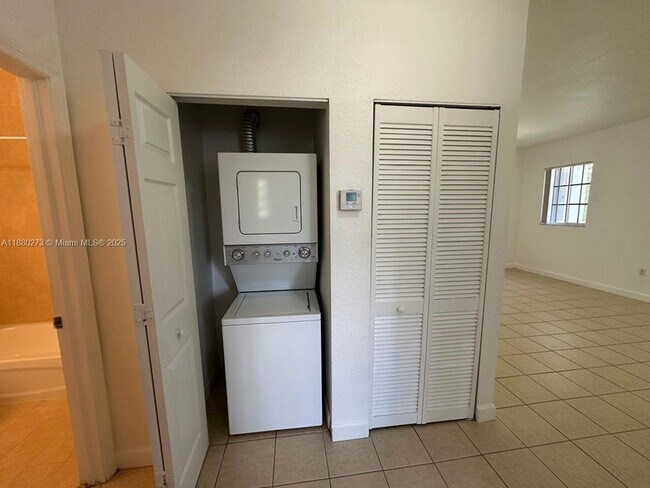 Building Photo - 2641 NE 4th St