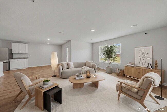 Building Photo - Huge 4 bedroom 2 bathroom home in Southwood