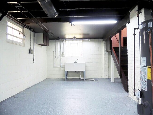 Building Photo - 3 Bed - 1 Bath Colonial for Rent | Complet...