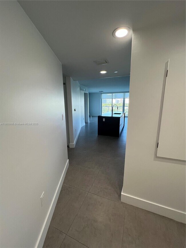 Building Photo - 9821 E Bay Harbor Dr