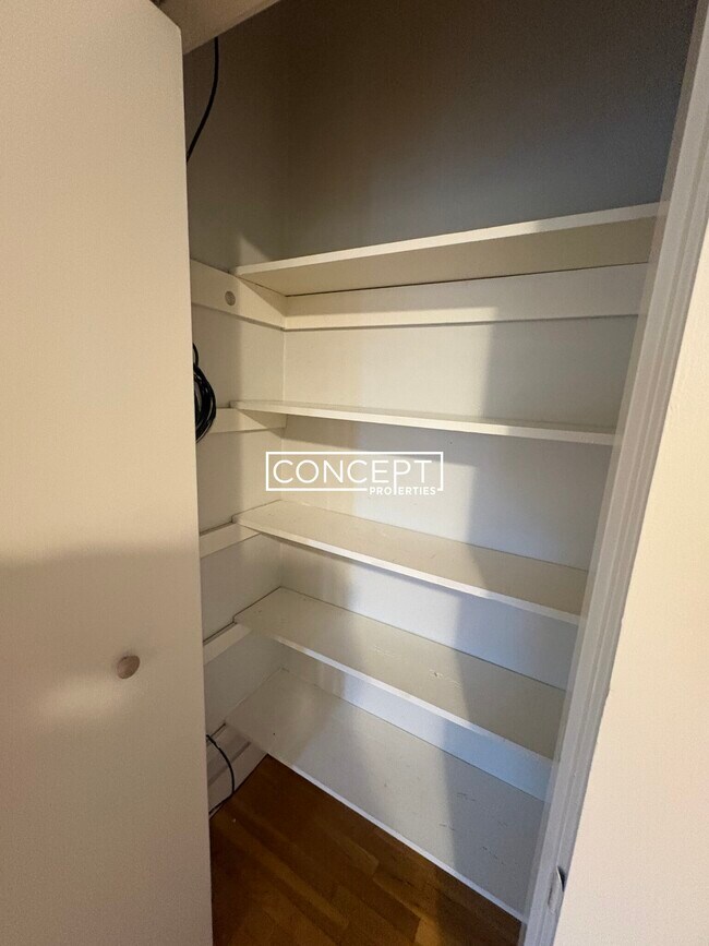 Building Photo - 220 Banks St