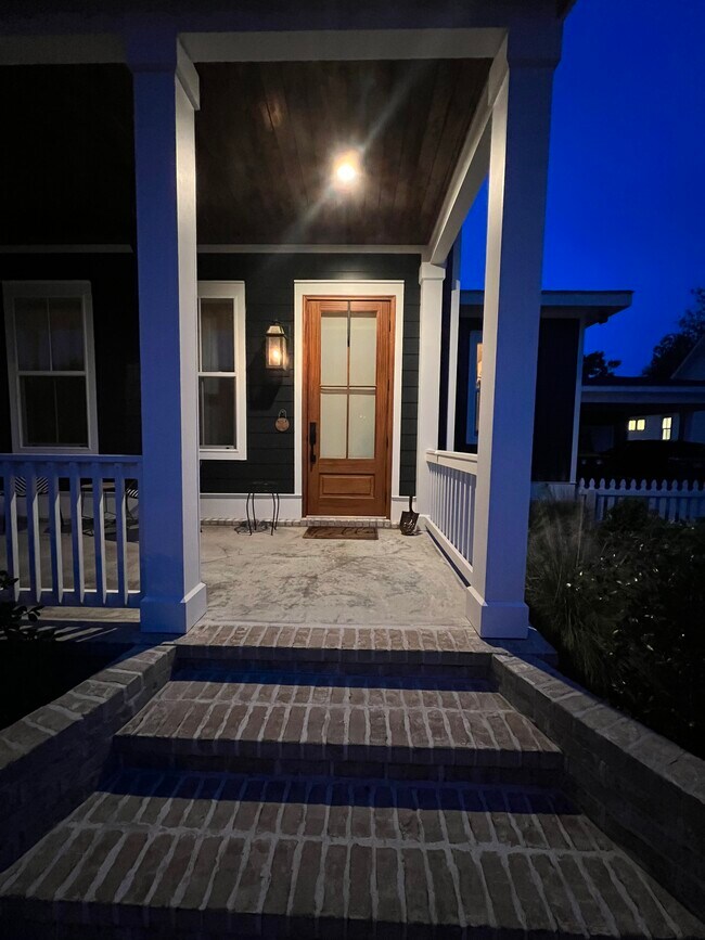 Building Photo - 764 E 2nd St