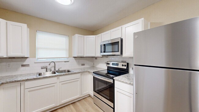 Building Photo - $895 + 2 WEEKS FREE!!!