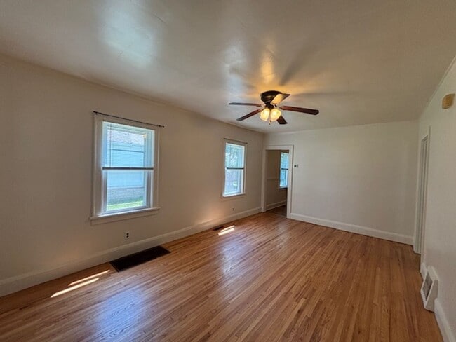 Building Photo - Charming 2+ Bedroom Single Family on a gre...