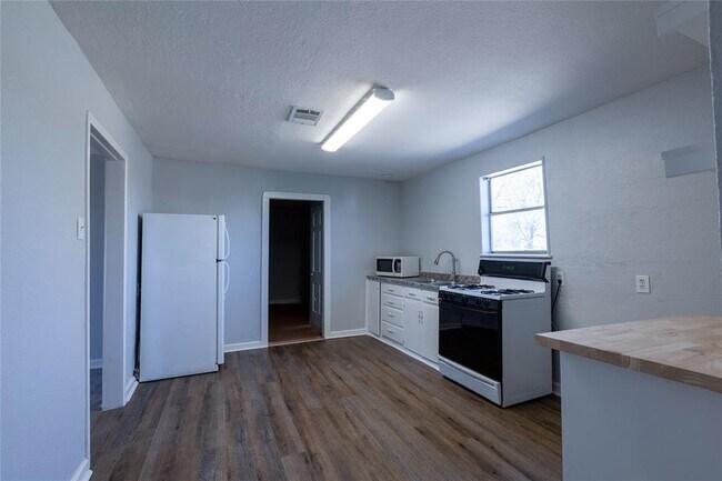 Building Photo - 2304 Thrasher Ln