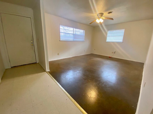 Building Photo - 2013 W Emma Ave