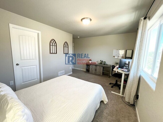Building Photo - 942 Petra Heights