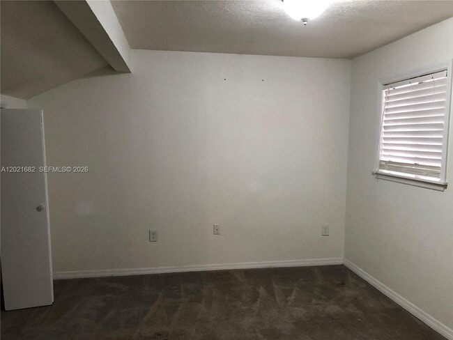 Building Photo - 685 Grenadine Ct
