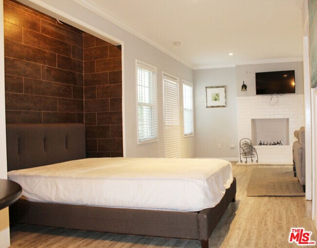 Building Photo - 900 N Gardner St