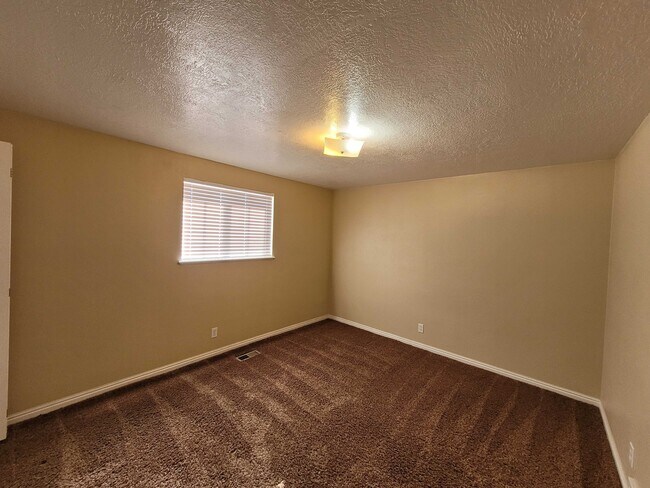 Building Photo - 125 W 1100 N