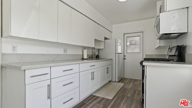 Building Photo - 13842 Hamlin St