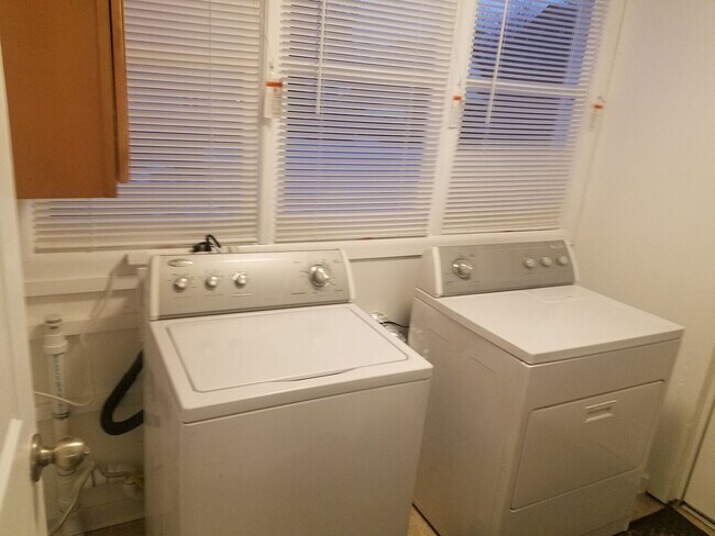 Building Photo - Downtown 2 Story Cottage Monthly Grand Rapids Rental