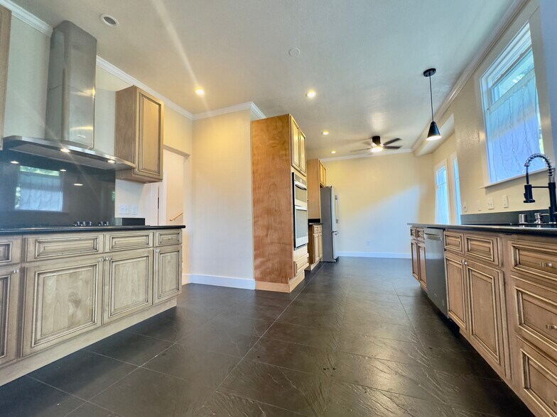 Building Photo - 2615 Maxwell Ave