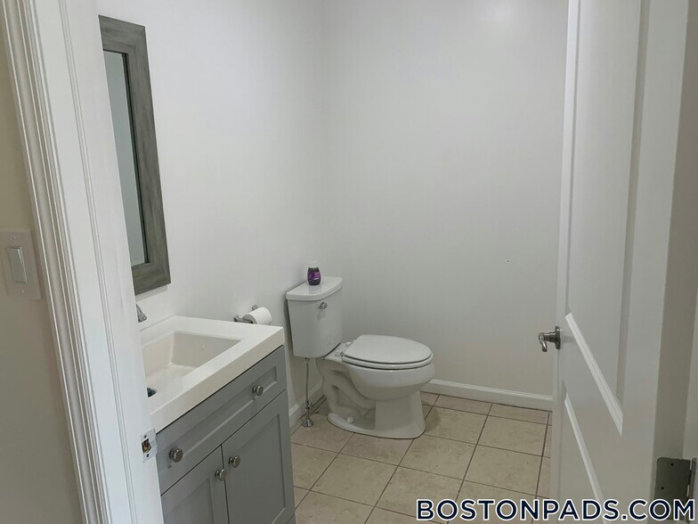 Building Photo - 154 Thornton St