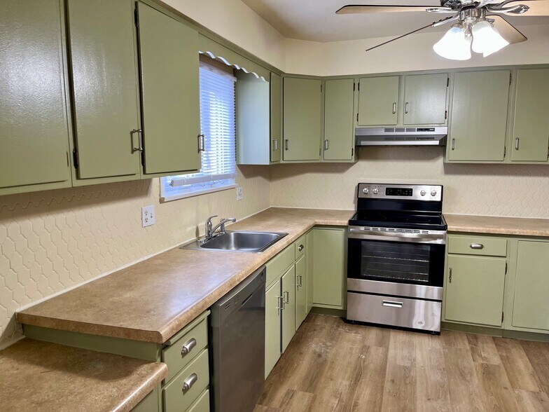 Building Photo - 221 Eisenhower Dr