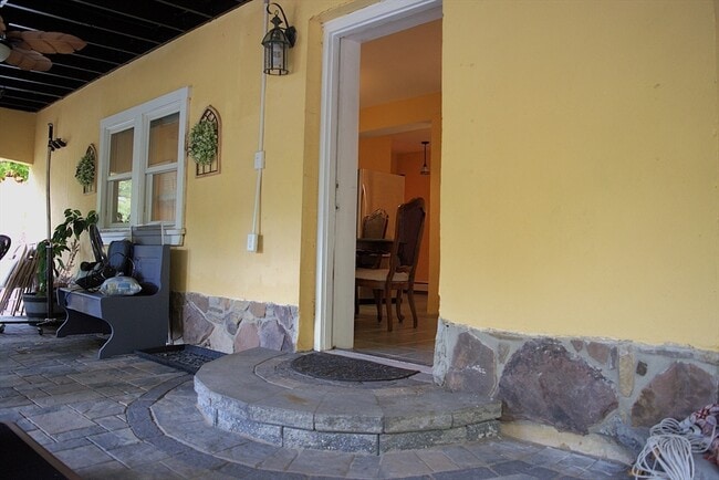 Building Photo - 85 Burlingame Rd